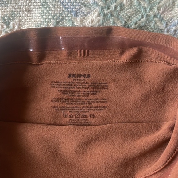 Skims never worn (only tried on) SEAMLESS SCULPT MID THIGH SHORT - Picture 3 of 7